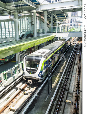 A Green Line train stops at the Feng-Le Park Station in Taichung MRT, Taiwan. 122516664