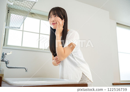 日本女人在浴室鏡子前檢查自己的皮膚 122516739