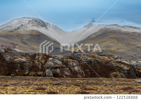 A glacial lake in Svinafellsjokull National Park in the east of Iceland. 122516888