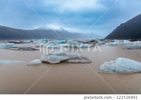 Heinabergslon glacial lake in Svinafellsjokull National Park in the east of Iceland. 122516891