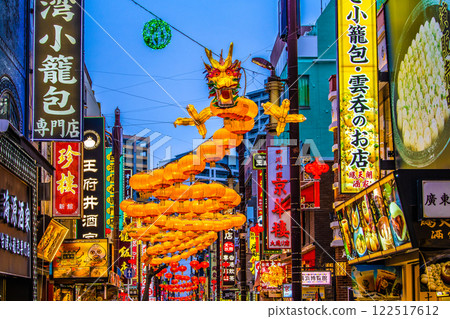 日本橫濱城市景觀...2025 年 2 月農曆新年燈籠。唐人街大道和龍燈的景色...邁向新時代 = 2 月 1 日 122517612