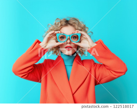 一位女士戴著彩色眼鏡檢查物品 一位女士戴著彩色眼鏡檢查物品 122518017