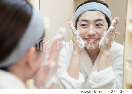 一位女士用泡沫洗臉 122518614