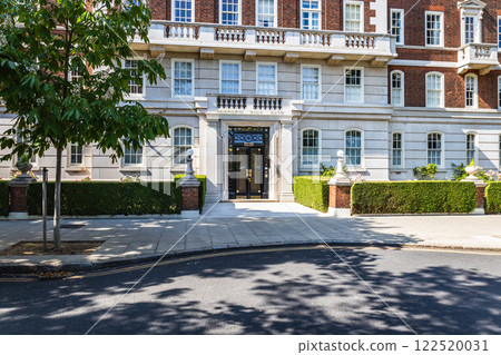 Elegant Kensington, London. Beautiful Facade and Urban Sophistication 122520031