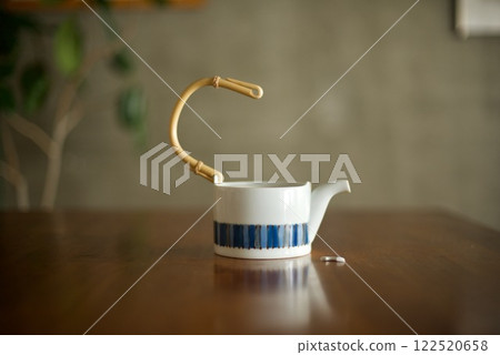 手柄斷裂的陶瓷茶壺 手柄斷裂的陶瓷茶壺 122520658