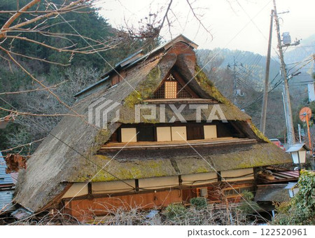 An old private house with a roofed roof 122520961