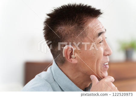 戴著助聽器的老人 戴著助聽器的老人 122520973