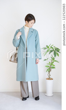 冬季女裝時尚搭配全身(肖像) 冬季女裝時尚搭配全身(肖像) 122520983