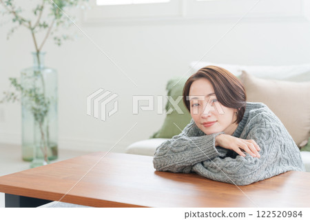 穿著冬裝的女人在放鬆 122520984