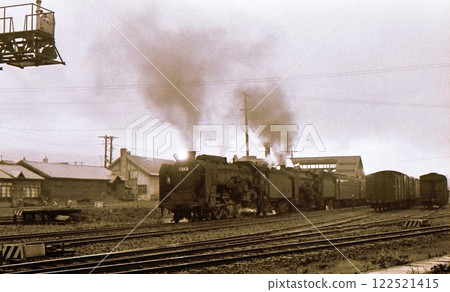 1969 年,蒸汽機車 C62 雙引擎特快列車從北海道函館本線新雪谷俱知安站出發 1969 年,蒸汽機車 C62 雙引擎特快列車從北海道函館本線新雪谷俱知安站出發 122521415