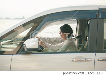 一位 50 多歲的女人正在享受自己的時光 一位 50 多歲的女人正在享受自己的時光 122521416