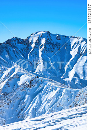 白雪皚皚的北阿爾卑斯山中的五龍山 122521537