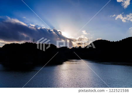 奈良市東部大和高原的水神佈目水壩的冬日風景。 122521586