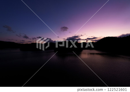 奈良市東部大和高原上的奈良市水神布目水壩 - 隆冬的風景 - 夜空中倒映著美麗的天空漸變 122521601