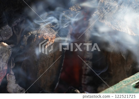 悶燒的木炭 悶燒的木炭 122521725