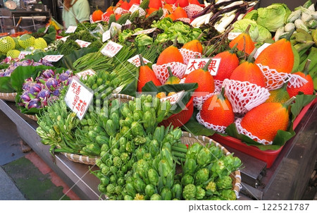 台北附近山區的溫泉勝地烏來：烏來老街上一家販售當地特色蔬菜的店面 122521787