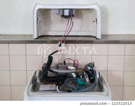 正在維修的男廁小便池 122522013