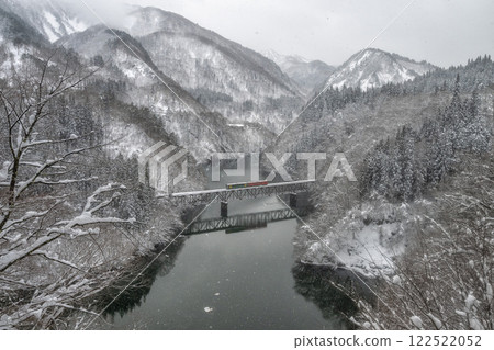Snow-covered Tadami Line in Mishima Town, Fukushima Prefecture Snow-covered Tadami Line in Mishima Town, Fukushima Prefecture 122522052