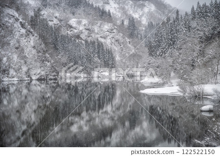 福島縣三島町只見川的冬日白雪美景 福島縣三島町只見川的冬日白雪美景 122522150