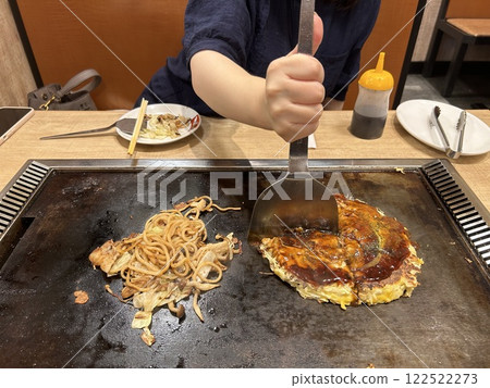 Okonomiyaki cooking image Okonomiyaki cooking image 122522273