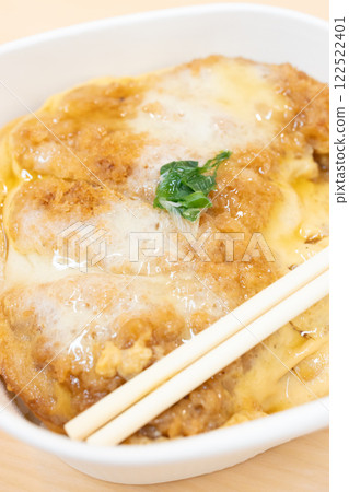 Delicious convenience store bento: katsudon Delicious convenience store bento: katsudon 122522401