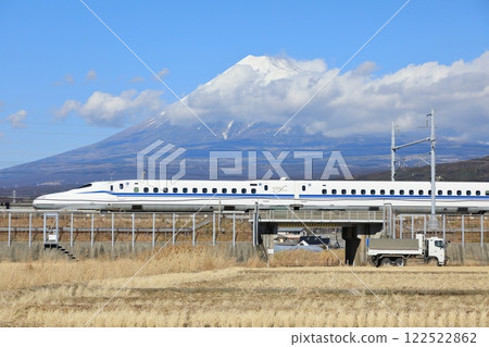 東海道新幹線（N700S）穿過鄉村，背景是富士山 122522862