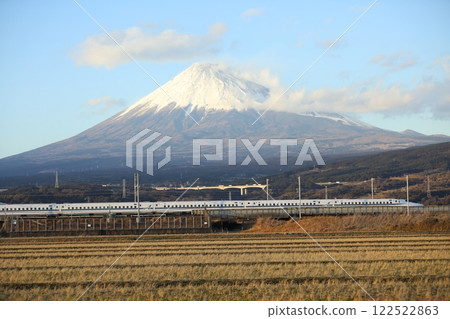 東海道新幹線穿過鄉村，背景是富士山 122522863