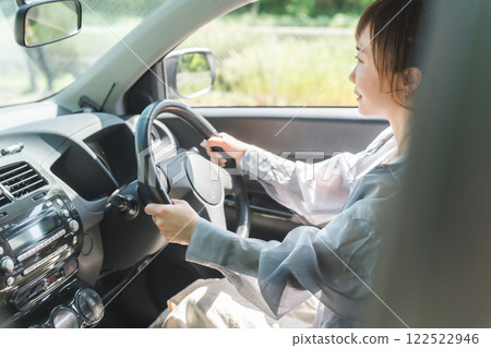 駕駛汽車的亞裔婦女 駕駛汽車的亞裔婦女 122522946