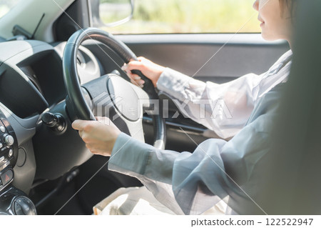 駕駛汽車的亞裔婦女 122522947