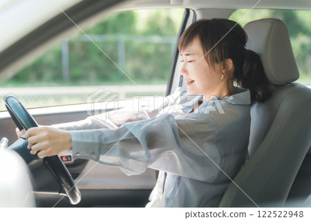 女司機開車時突然煞車（交通事故） 122522948