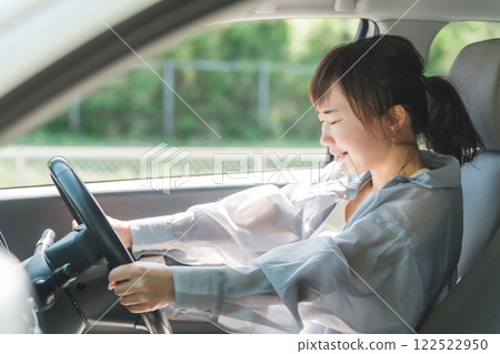 A female driver suddenly brakes while driving (traffic accident) 122522950