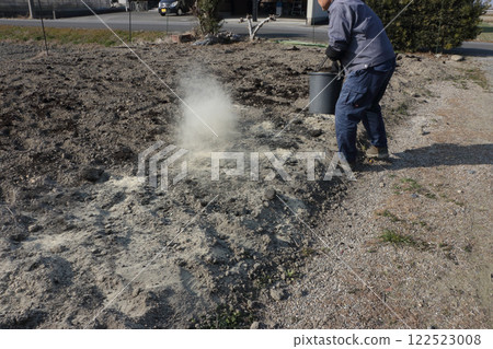 Winter soil preparation: spreading rice bran 122523008