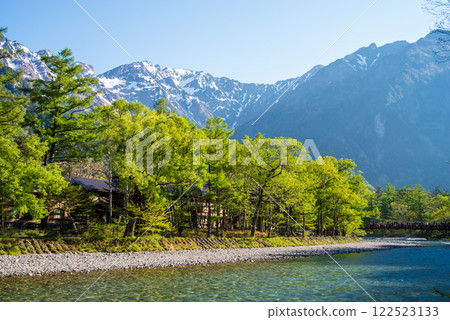 上高地河童橋 穗高山脈“新綠色風景” 122523133