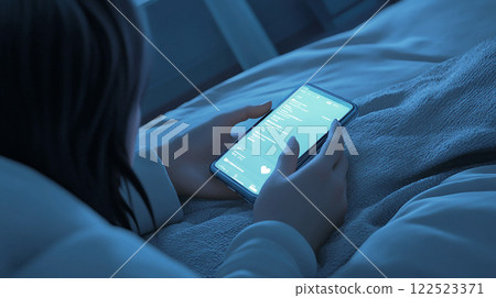 女人在床上操作智能手機 122523371