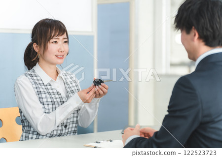 接待處一名女工作人員及一名男顧客交出車鑰匙 122523723