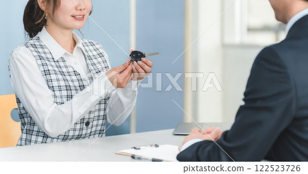 接待處一名女工作人員及一名男顧客交出車鑰匙 122523726