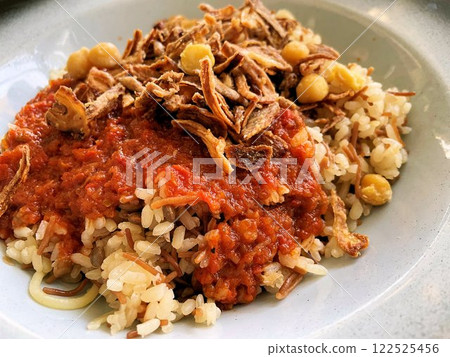 埃及美食 Koshari，一種富含炸洋蔥和番茄醬的當地菜餚 122525456