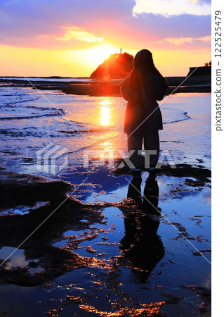 日落時分，人們在海灘上向太陽祈禱。 122525479