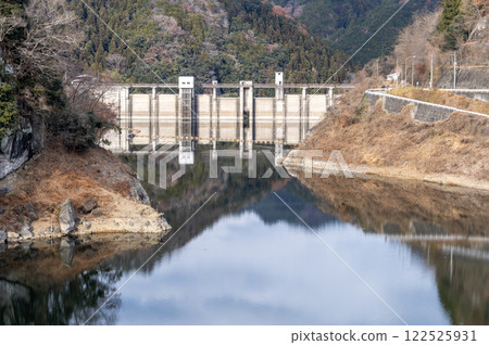 View of the Gakkaku Dam in late autumn 122525931