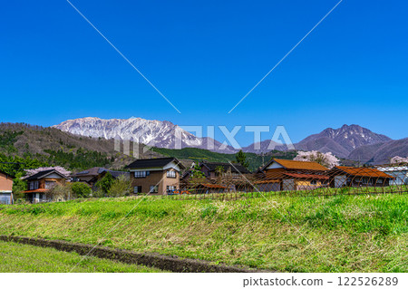 [Japan's 100 Famous Mountains] Spring scenery of Biyou village, Mt. Daisen and Mt. Karasugayama 2, Kofu Town, Hino District, Tottori Prefecture 122526289