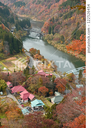 Autumn leaves of the Fourth Tadami River Bridge and Sawanishi Village Autumn leaves of the Fourth Tadami River Bridge and Sawanishi Village 122526454