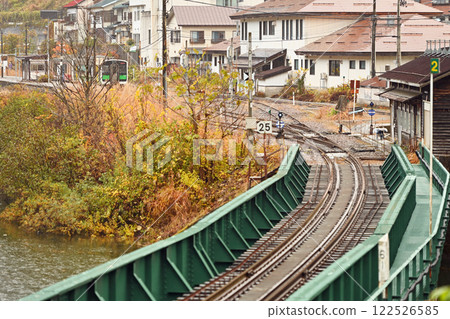 Autumn leaves over Nojiri River Bridge and Aizukawaguchi Station 122526585
