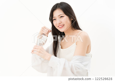 試圖打開塑膠瓶蓋的年輕女子 122526628