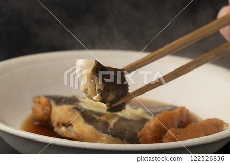 用筷子夾起煮熟的比目魚子 122526836
