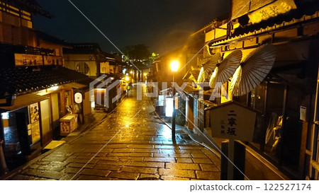 [Kyoto] Ninenzaka (Ninenzaka) on a rainy night (side view) 122527174