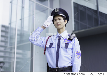 年輕保全站在辦公大樓外的畫像。 年輕保全站在辦公大樓外的畫像。 122527251