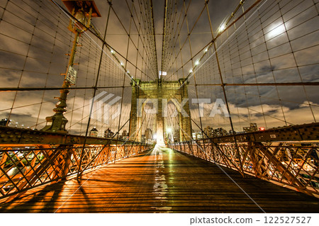 布魯克林大橋在晚上 122527527