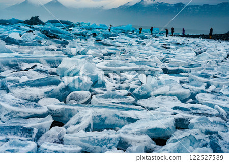 人群被冰塊包圍 122527589
