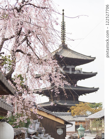 Spring in Kyoto (Yasaka Pagoda and cherry blossoms) Spring in Kyoto (Yasaka Pagoda and cherry blossoms) 122527706