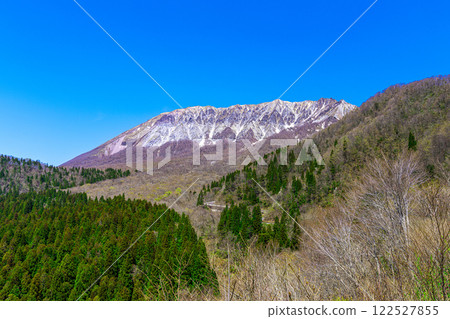 【日本百座名山】從鳥取縣日野郡甲府町鍵掛嶺第一瞭望台眺望大山的春天景色 122527855